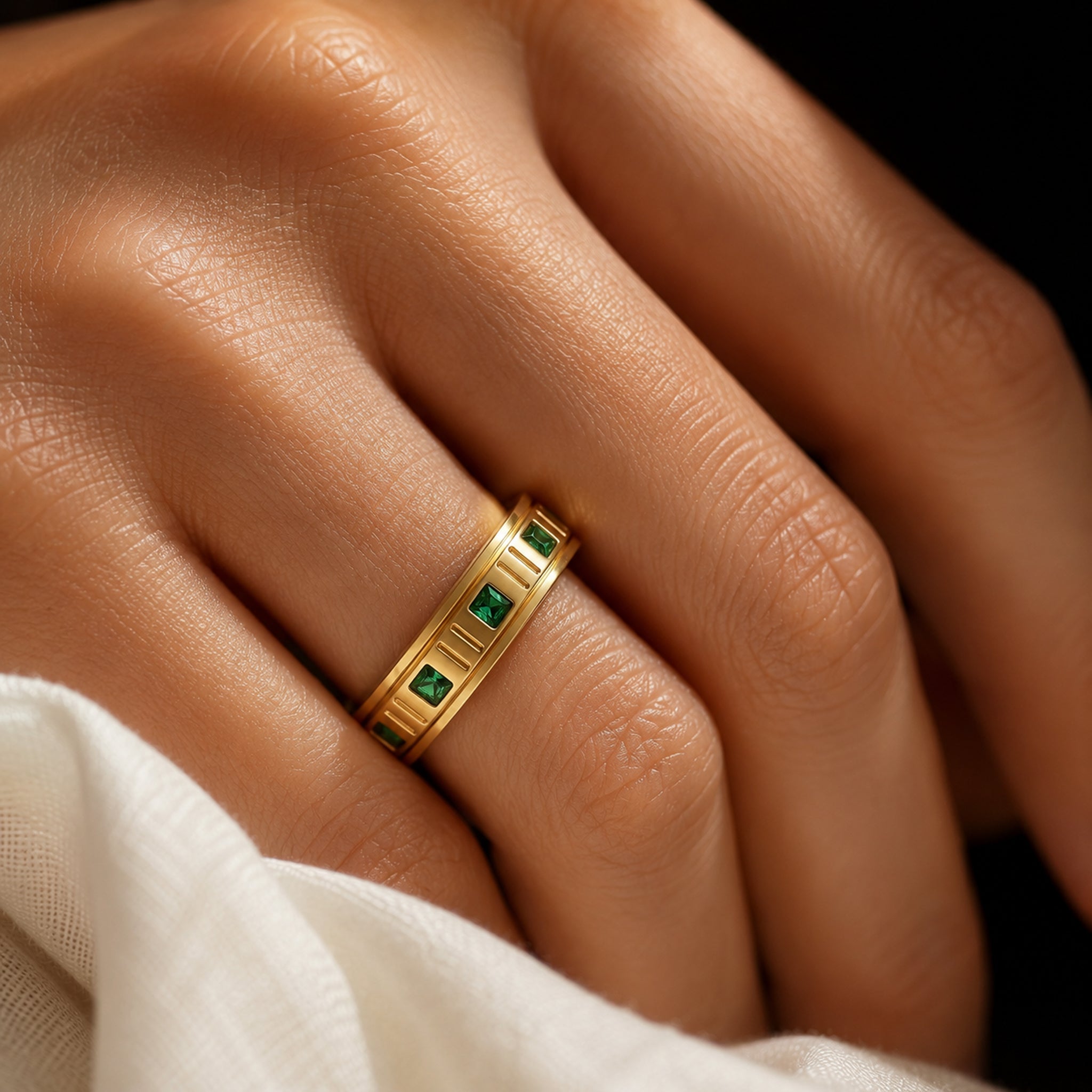 Anel Prisma Dourado com Zircônia Verde